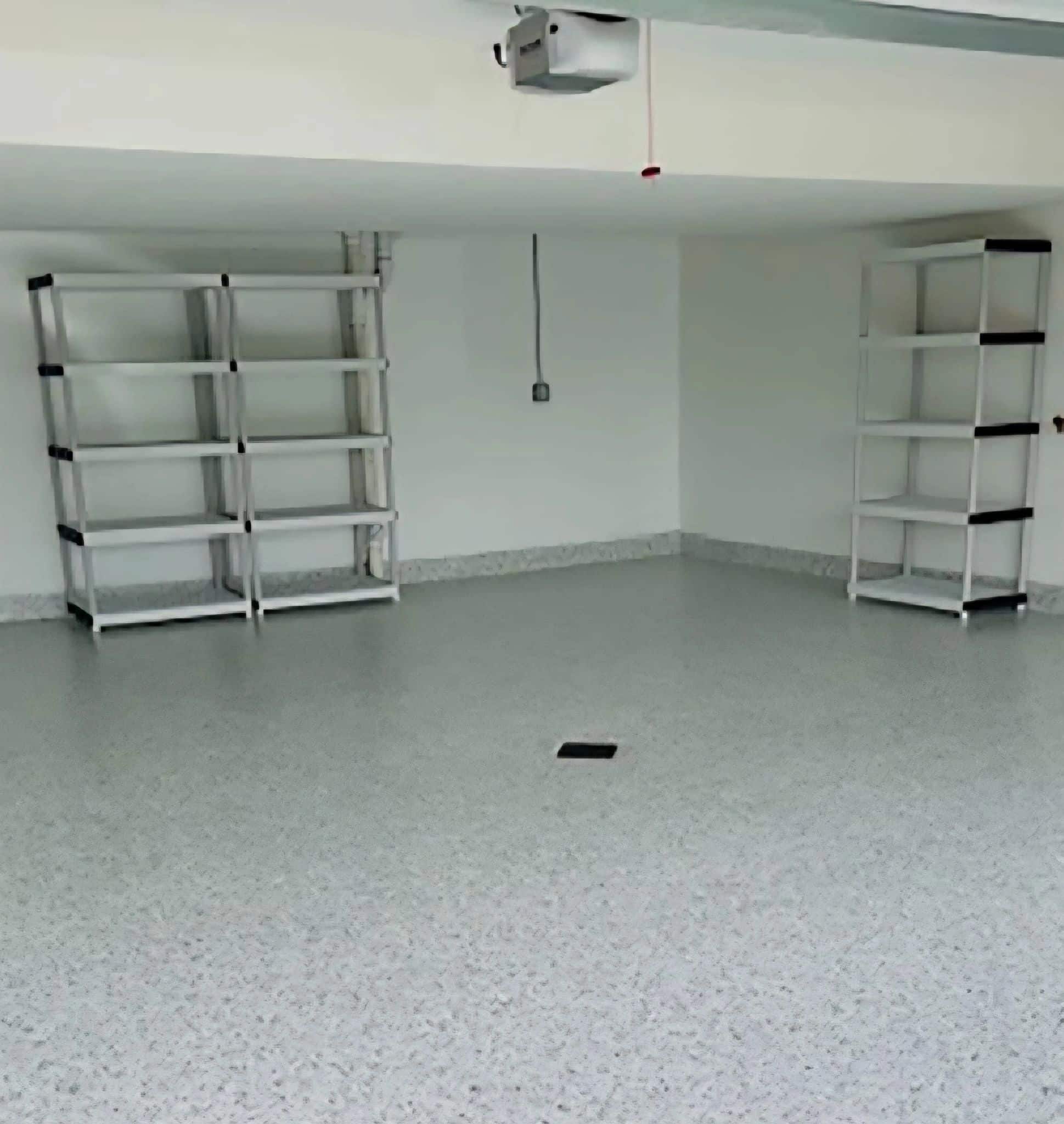 Fertig beschichteter Garagenboden in Grau mit eingestreuten Farbchips und hochgezogenem Sockel